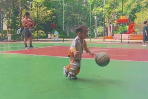 2岁小孩哥运球上篮，这一看就是没忘干净啊
