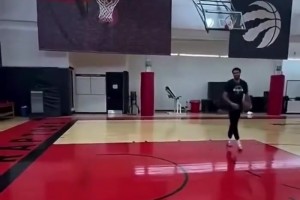 恢复得不错看来？詹姆斯手痒没忍住，来了记三分