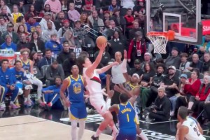 太帅杨瀚森假投点飞霍福德！直杀篮下高举高打放进摊手庆祝！