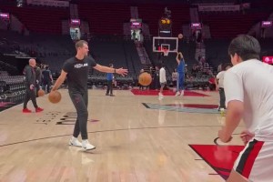 马刺冠军中锋亲自指点！助教斯普利特一对一指导杨瀚森赛前热身！