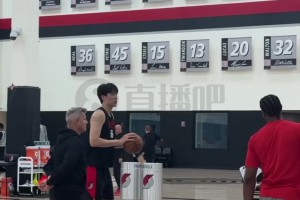 小吧采访夏普谈杨瀚森：他是个优秀的传球手 我是进攻终结者