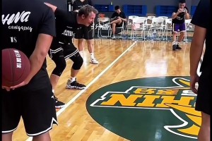 飞天遁地登！大学时期的哈登扣篮表演，搁现在什么水平？