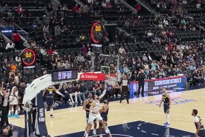 船蜜大喜！大洛点飞瓦兰横撤步飚进三分，首节第3记三分了！