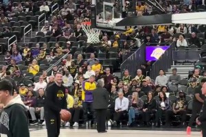 场下观战手痒啊暂停期间，东契奇跑上场偷练花式打板投篮~