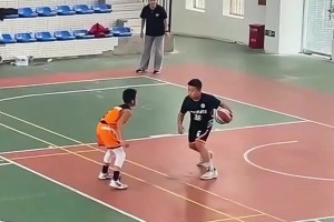 懂球的吧友们看看，这是小学生应该有的球风吗