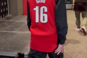 太呆萌了！杨瀚森现在走到哪，都背着这个粉色小书包！