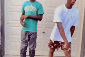 抽象！右边这小子看着傻傻的，以后能打明白NBA吗？