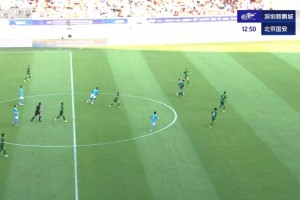 脾气够大！中甲球员不满判罚一脚踢断角旗杆导致比赛中断5分钟