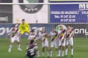 骗过防守！卡洛斯和菲戈上演任意球声东击西！