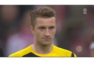 满满的回忆啊！16年前的曼联更衣室，C罗吃着汉堡采访安德森！