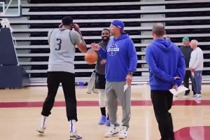 伤没好，悠着点吧！欧文训练时想和浓眉单挑，被基德及时制止