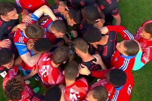 很给面子了！拜仁球迷的书记给多特球迷女孩拨穗