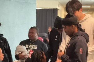 很受喜爱啊杨瀚森参与开拓者社区活动，与小球迷握手互动~