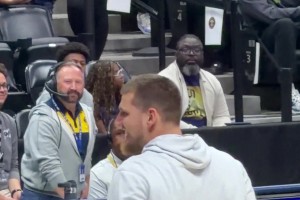 在球迷一片“MVP”的呼喊声中，约基奇给大家表演了一记勉扣