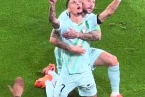 敢袭击圆神！安东尼庆祝时遭球迷扔水瓶