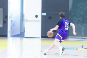 湖人队内训练精彩一幕：里夫斯单挑助教，一个背后变向将其晃倒