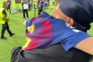 费尔明帽子戏法获全场最佳，拉菲尼亚赛后给予爱的抱抱