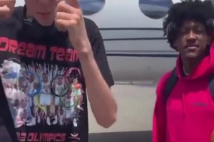 从青涩小伙到冠军核心！三年前等待飞机起飞的切特和杰威！