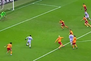 终于进球！实拍：皮奥门前包抄破门后赶紧拥抱助攻的队友博尼