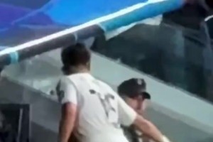 这小伙子会做人！安保大哥没想到居勒尔会和他握手