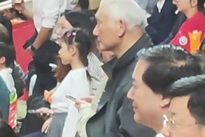 姚明爸爸姚志源现场观看浙BA，一头白发也藏不住气场...