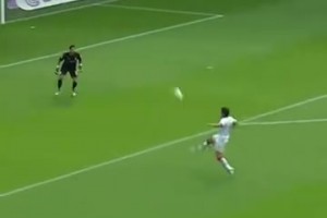 戏耍对手前锋！再危险的情况，诺伊尔也波澜不惊！