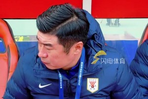 李小恒赛前忘摘耳钉，匆忙中耳朵都拽红了