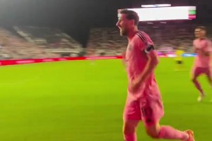 飞翔的阿根廷人！现场视角看梅西头球破门