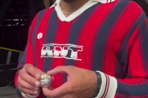 这赛季能争个奖项？阿杰伊米切尔展示自己的冠军戒指！