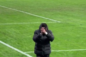 额！实拍：国安球迷口号从“马宁世界第一”变成“马宁倒数第一”