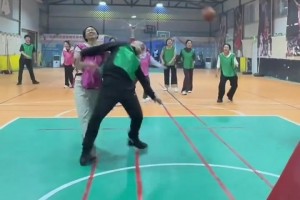 野球场小姐姐直接抱摔大哥，这真的不是AI生成的吗