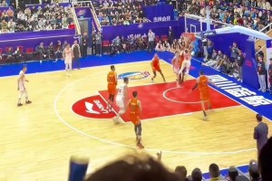 身高175的马兰维尔在CBA秀翻了，防守人伸脚也拦不住