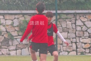 韦世豪伤愈归队合练，满脸笑意尽显好心情