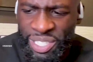 抢到篮板之后顺手将球掷向地面 算二次运球违例吗？