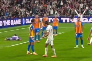 极致的暴力！近距离看卡雷拉斯暴射，皮球几乎不转左右晃动