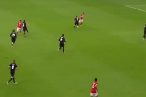 维尼修斯调侃：“他甚至都没碰到球。”库尔图瓦问：“谁？”