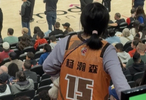 球迷穿小杨CBA球衣观战！队记：我已经看到十件杨瀚森的球衣了